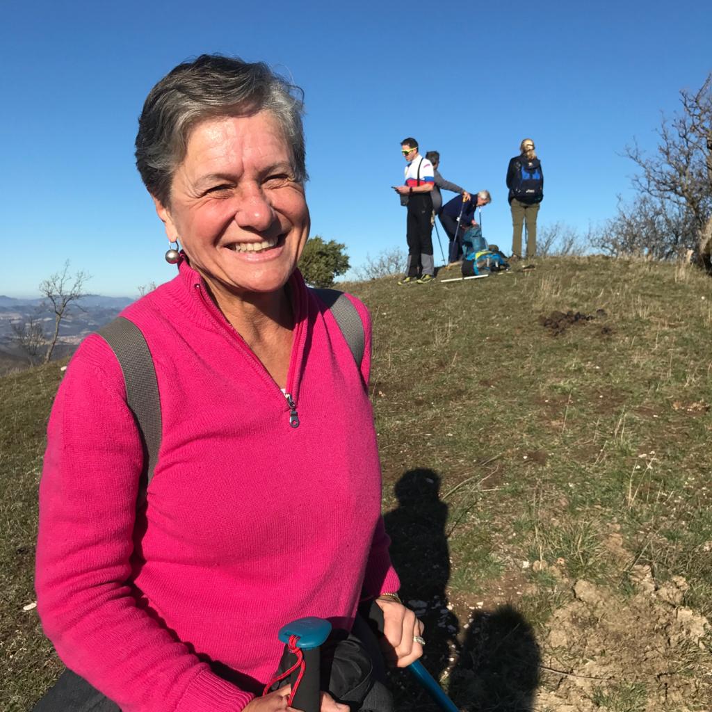 In questa foto appare la dottoressa Faustina Lalatta in primo piano durante un’escursione in montagna