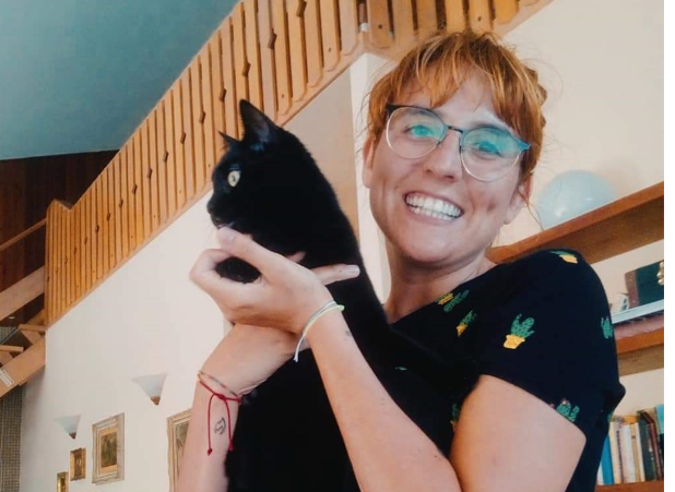 questa è la foto della logopedista Eleonora Podda: sorride e ha un gatto nero in braccio!
